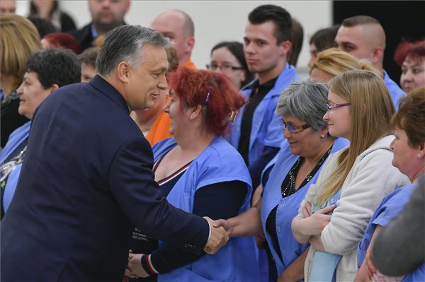 Orbán Viktor miniszterelnök köszönti a dolgozókat az autóipari alkatrészeket gyártó Rosenberger Magyarország Kft. nyírbátori üzemében 2018. március 12-én. (MTI Fotó: Czeglédi Zsolt)