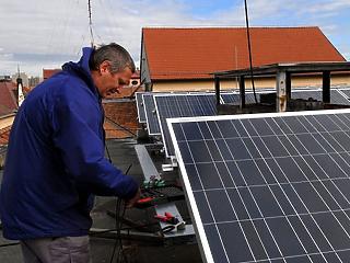 Több ezer napelemet telepítenek a magyar háztartások