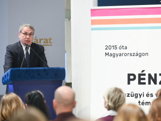 Kovács Levente, a Magyar Bankszövetség főtitkára beszél a Frici, Fülöp és a hackerek című kiberbiztonsági oktatókönyv bemutatóján a Magyar Pénzmúzeum és Látogatóközpontban 2025. március 4-én. 