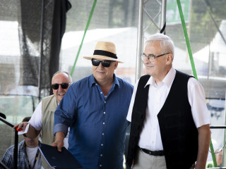  A Miniszterelnöki Kommunikációs Főosztály által közreadott képen Orbán Viktor miniszterelnök (k) előadása előtt a 34. Bálványosi Nyári Szabadegyetem és Diáktáborban az erdélyi Tusnádfürdőn 2025. július 26-án. Mellette Tőkés László, az Erdélyi Magyar Nemzeti Tanács (EMNT) elnöke (j) és Németh Zsolt, az Országgyűlés külügyi bizottságának elnöke.