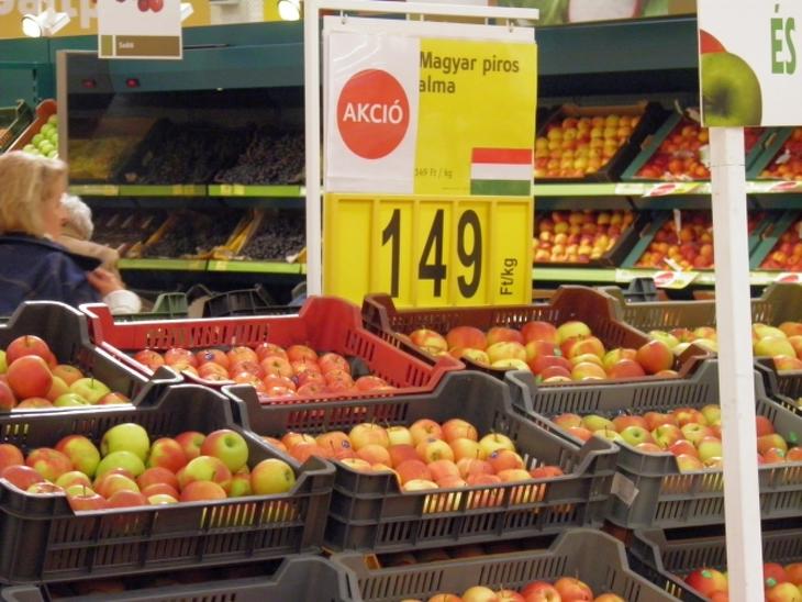 A Privátbankár.hu erősen archív felvétele: idén 4-szer annyiba kerül az alma a hipermarketekben, mint a 2015-ben készült fotón.