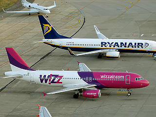 Súlyos mulasztás miatt bírságolták meg a Ryanairt és a Wizzairt