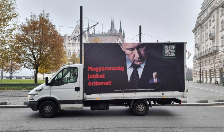 Ezzel a teherautóval járják az utcákat