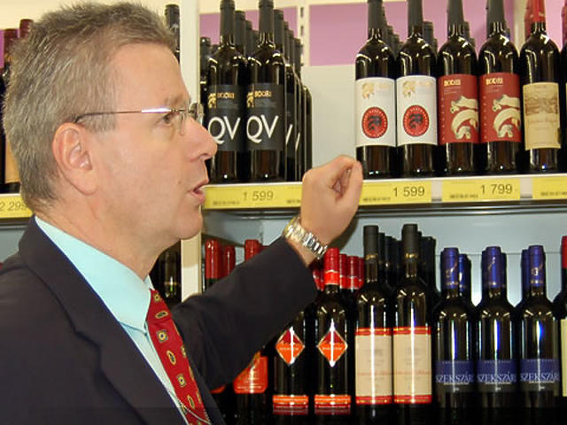 Hardy Mihály, a Tesco szóvivője bort ajánl