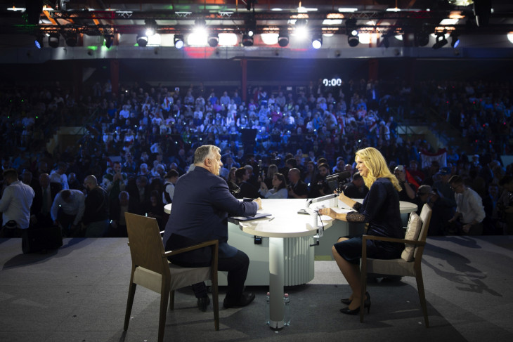 Orbán Viktor miniszterelnök a digitális polgári körök által szervezett háborúellenes gyűlésen, mellette Andor Éva, a TV2 műsorvezetője a mohácsi Városi Sportcsarnokban 2025. december 13-án. 