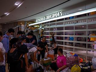 Bezuhant Hongkong gazdasága - kétszámjegyű visszaesés a turizmusban és a kiskereskedelemben 