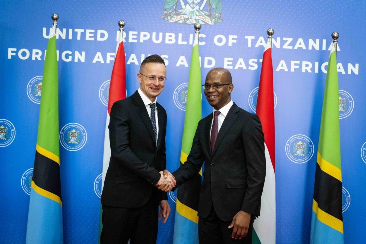 Kezet rázott Szijjártó Péter és January Yusuf Makamba tanzánia külügyminiszter - először járt magyar külügyminiszter az afrikai országban 1990 óta.