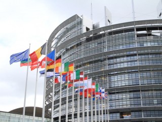 Zászlók az Európai Parlament előtt. Fotó: Depositphotos