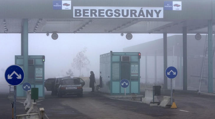 Beregsurány határátkelő ukrán oldalán többen próbálnak átjönni (Illusztráció - Fotó: Szigetváry Zsolt / MTI)