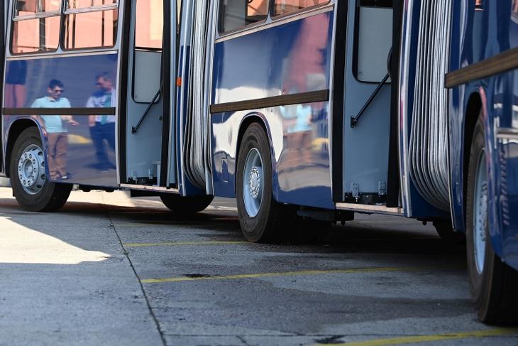 Duplacsuklós Ikarus-replika a jármű bemutatóján a BKV kelenföldi autóbuszgarázsában. Fotó: MTI/Máthé Zoltán