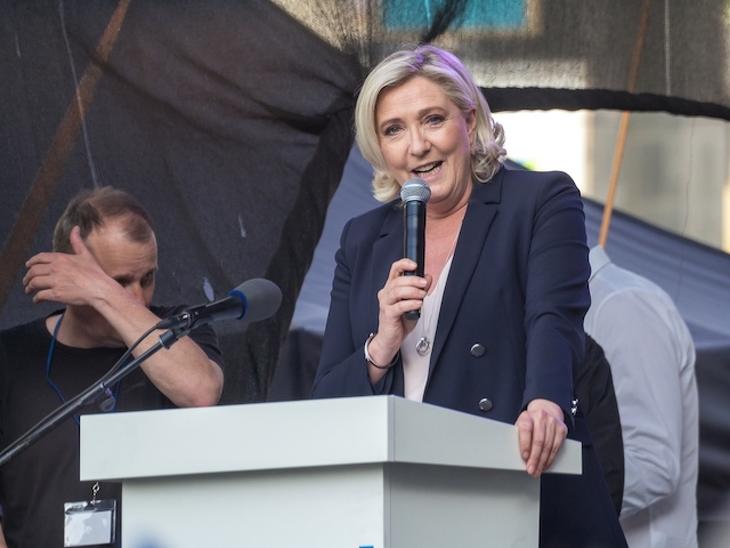 Marine Le Pen sikere Mészáros Lőrinc bankjának is kamatozik. Fotó: Depositphotos