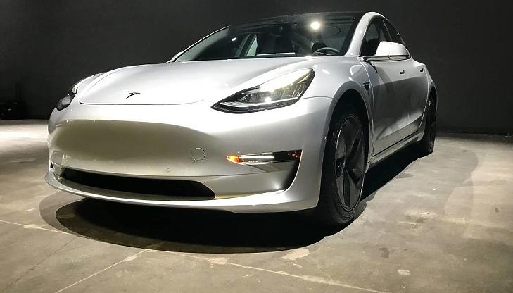 Egy Tesla Model 3.