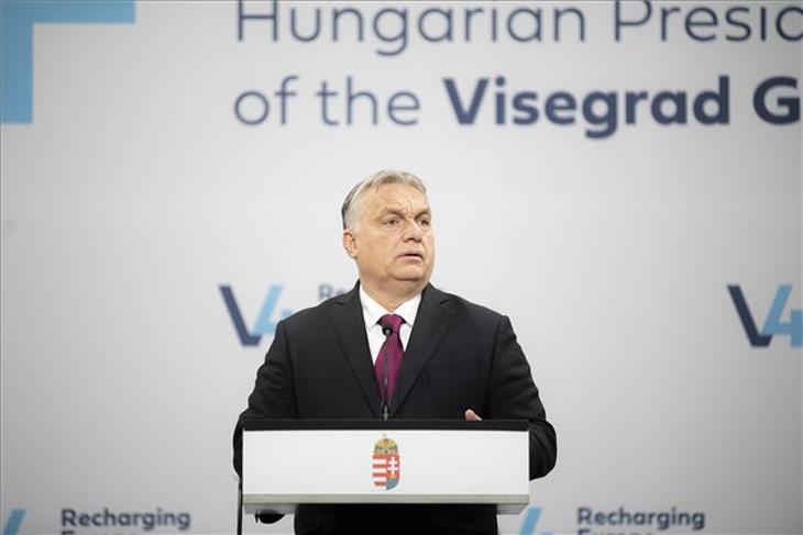Orbán Viktor V4+Franciaország csúcstalálkozóján tartott sajtótájékoztatón Budapesten, a Várkert Bazárban 2021. december 13-án. (Fotó: MTI/Miniszterelnöki Sajtóiroda/Benko Vivien Cher)