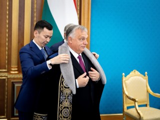 Orbán Viktor miniszterelnököt felöltöztetik hagyományos kazah öltözetbe Asztanában, az elnöki palotában 2023. november 2-án. Fotó: MTI/Miniszterelnöki Sajtóiroda/Fischer Zoltán