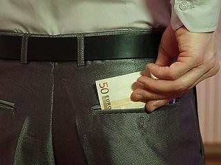 Autó, lakás, ruhapénz: zsíros juttatások járnak az állami vezetőinknek