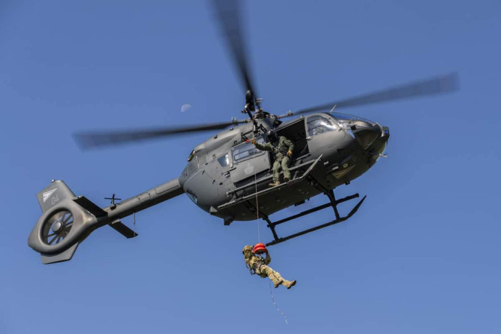 Helikopterek is segítik a védekezést