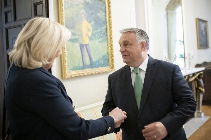 Marine Le Pen, a francia Nemzeti Tömörülés elnöke fogadja Orbán Viktor kormányfőt Párizsban egy korábbi képen