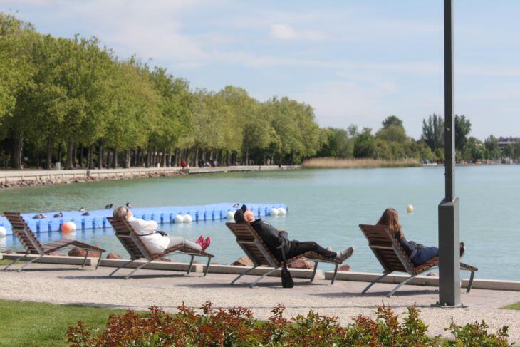 Turisták a balatonfüredi kikötőben 