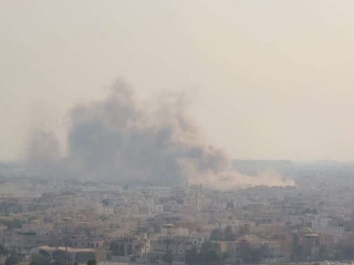 A katari bombázás füstje