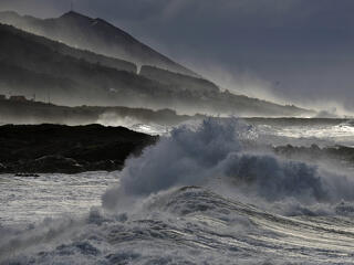 Riadó Japánban, cunami elől menekülnek az emberek