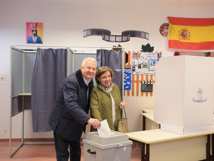 Semjén Zsolt miniszterelnök-helyettes, a Kereszténydemokrata Néppárt (KDNP) elnöke és felesége, Semjénné Menus Gabriella leadja szavazatát az országgyűlési választáson a budapesti II. Rákóczi Ferenc Gimnáziumban kialakított szavazókörben 2026. április 12-én.