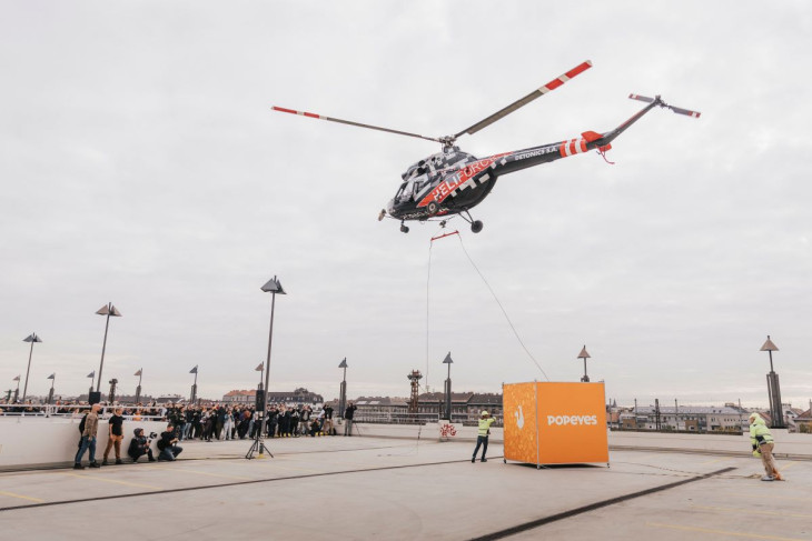 Helikopteren érkezett a friss ropogós, világhírű Popeyes-szendvics