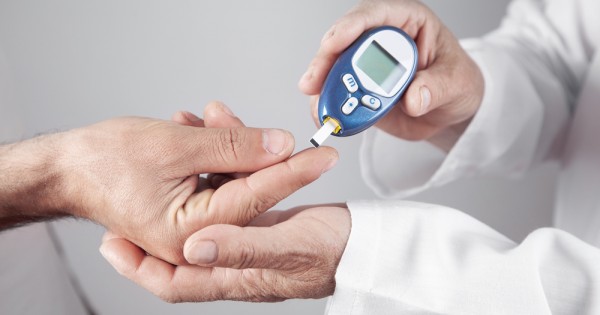 A diabéteszeseknek folyamatos vércukorszint-ellenőrzésre van szükségük.  A kezelés mikéntjéről és menetéről mindenképpen orvossal kell egyeztetni. 
