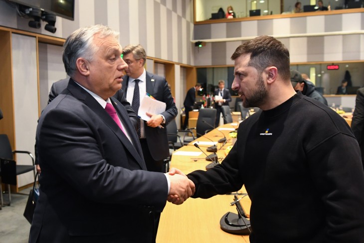 Fagyos viszony. Orbán Viktor kormányfő és Volodimir Zelenszkij ukrán elnök az EU-csúcson Brüsszelben 2023. február 9-én. Fotó: Európai Tanács 