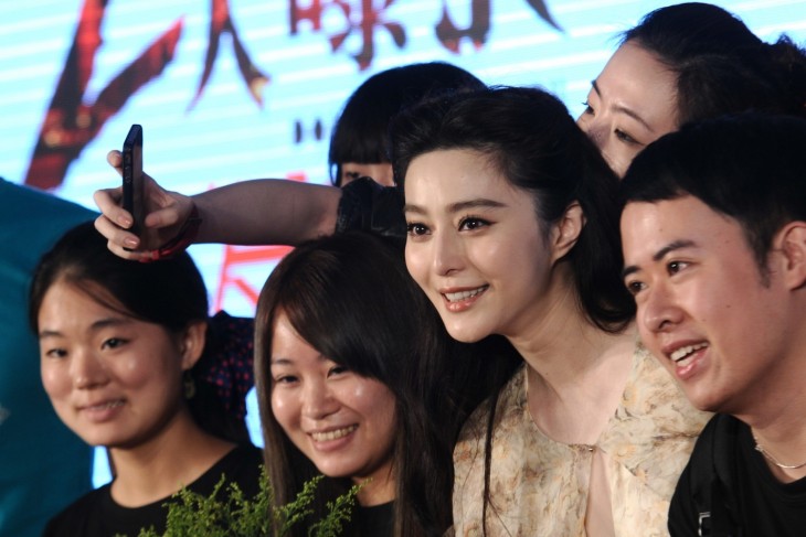 Fan Bingbing kínai színésznő (jobbról a második) rajongóival a Double Xposure nevű film bemutatóján Sanghajban (korábbi felvétel)– kínai-magyar filmek is készülhetnek 