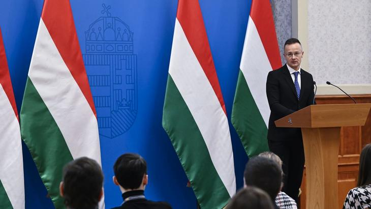Szijjártó Péter külgazdasági és külügyminiszter beszédet mond a Boysen Battery Components Hungary Kft. zöldmezős beruházását bejelentő sajtótájékoztatón. Fotó: MTI/Szigetváry Zsolt