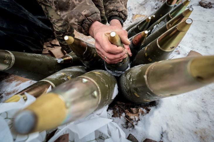 Ukrán tüzérek amerikai gyártmányú 155 mm-es M777-es ágyú lövedékeit készíti elő tüzelésre a délkelet-ukrajnai Zaporizzsja régióban 2024 telén