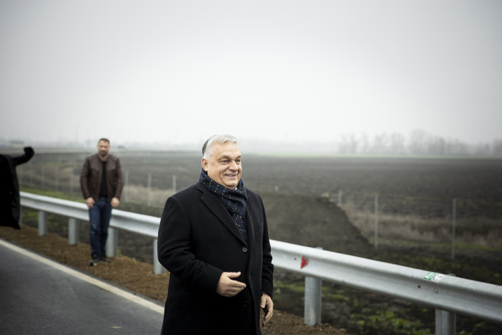 Orbán Viktor miniszterelnök az M4 autóút Törökszentmiklós és Kisújszállás közötti szakaszának átadó ünnepségén Kenderes határában 2025. december 22-én 