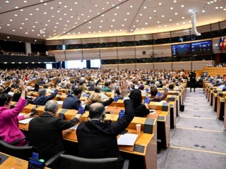 Az Európai Parlament szavazás közben brüsszeli ülésén. Fotó: Európai Parlament 