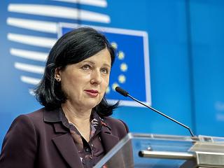 Jövő héten jön az uniós jelentés, amivel nyomást akarnak gyakorolni Magyarországra