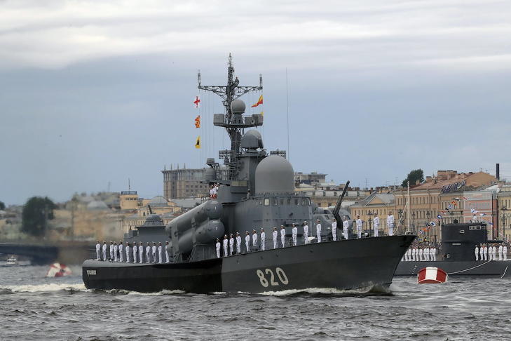 A Csuvasia rakétahordozó hadihajó az orosz haditengerészet napjának alkalmából tartott szentpétervári flottadíszszemlén 2022. július 31-én. Fotó: MTI/EPA/Anatolij Malcev