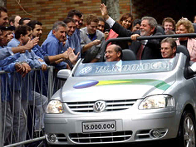 Az ünnepi autó hátsó ülésén Lula (Luiz Inacio Lula da Silva) brazil államelnök pózol