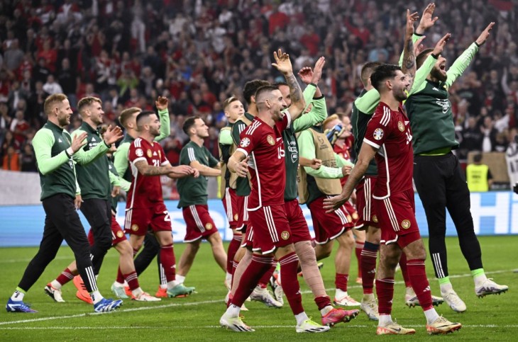 A magyar játékosok ünneplik győzelmüket a labdarúgó Európa-bajnoki selejtezők hetedik fordulójában, a G csoportban játszott Magyarország - Szerbia mérkőzés végén. Fotó: MTI/Kovács Tamás