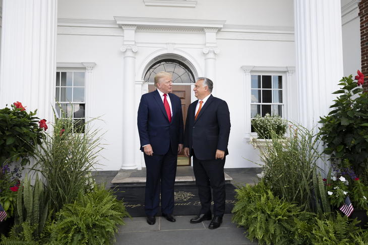 A Miniszterelnöki Sajtóiroda által közreadott képen Orbán Viktor miniszterelnök (j) és Donald Trump (b) találkozója a korábbi amerikai elnök New Jersey állambeli bedminsteri birtokán 2022. augusztus 2-án. Fotó: MTI/Miniszterelnöki Sajtóiroda/Benko Vivien Cher
