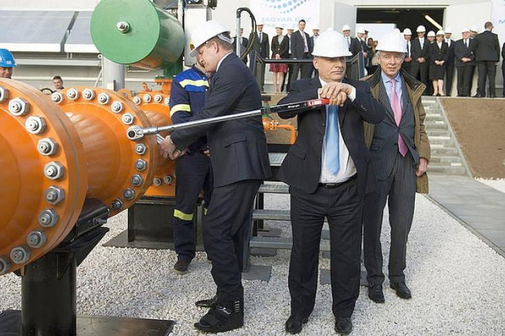 Orbán Viktor a szlovák-magyar gázvezeték avatásán 2015-ben. Ekkor még alternatív szállítási útvonaként emlegették. Fotó: MTI/Koszticsák Szilárd