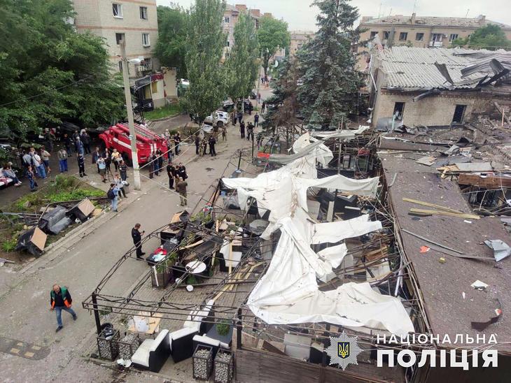 Mentők egy kramatorszki étterem romjainál a kelet-ukrajnai város elleni orosz rakétatámadás után, 2023. június 28-án. Fotó: MTI/AP/Ukrán országos rendőrség