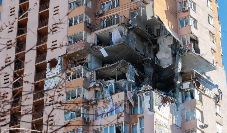 Rakétatalálatot kapott lakótorony Kijevben. Egyre több civil célpontot lőnek az oroszok Ukrajnában. Fotó: Unian 