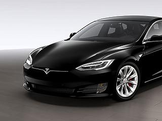 Több tízezer autót hív vissza a Tesla