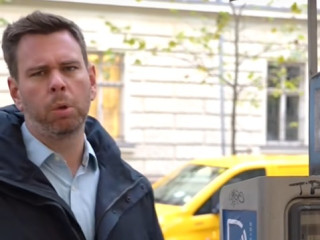 Vitézy Dávid leszámolna a készpénzzel a parkolóóráknál