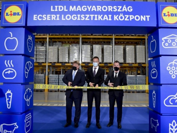A Lidl Magyarország logisztikai központjának átadó ünnepsége Ecseren 2022. január 28-án. A német áruházlánc 36 milliárd forintos projekt keretében nyitott új logisztikai központot. Fotó: MTI/Koszticsák Szilárd