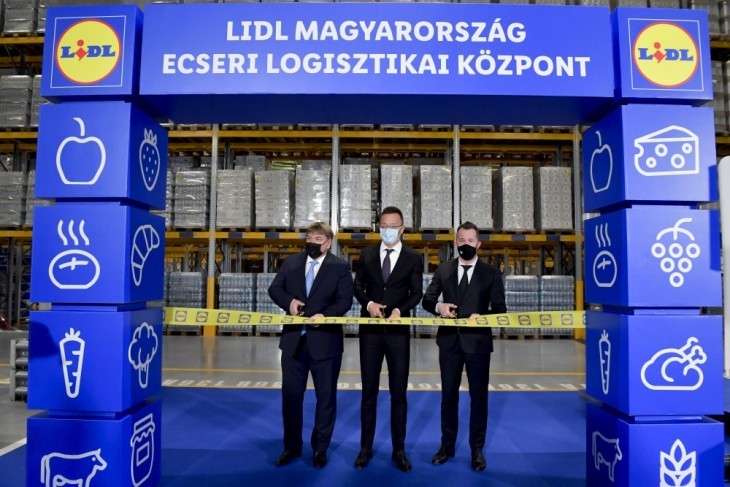 A Lidl Magyarország logisztikai központjának átadó ünnepsége Ecseren 2022. január 28-án. A német áruházlánc 36 milliárd forintos projekt keretében nyitott új logisztikai központot. Fotó: MTI/Koszticsák Szilárd