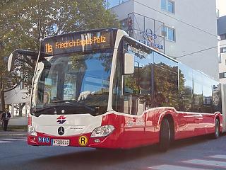 Óriási, 20 méteres buszokat vet be a zsúfoltság ellen Bécs