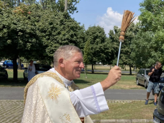 Benkovich Ferenc atya töretlenül népszerű hívei körében