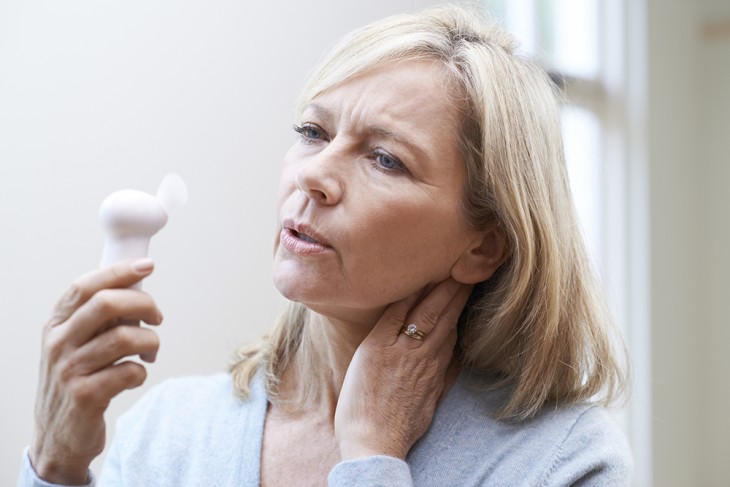 A hőhullámok és a fejfájás a menopauzával járó talán legismertebb és leggyakoribb tünetek. De mivel járhat ezek enyhítése hosszabb távon? Fotó: Depositphotos