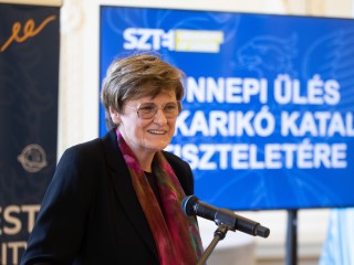 Karikó Katalin Nobel-díjas biokémikus beszédet mond a tiszteletére rendezett ünnepi ülésen a Szegedi Tudományegyetemen 2023. október 12-én. Fotó: MTI/Rosta Tibor