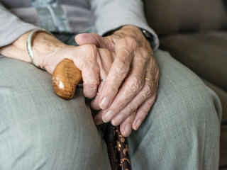 Szívszorító helyzetben a nyugdíjasok: nagyon megszenvedik az élelmiszerárak robbanását